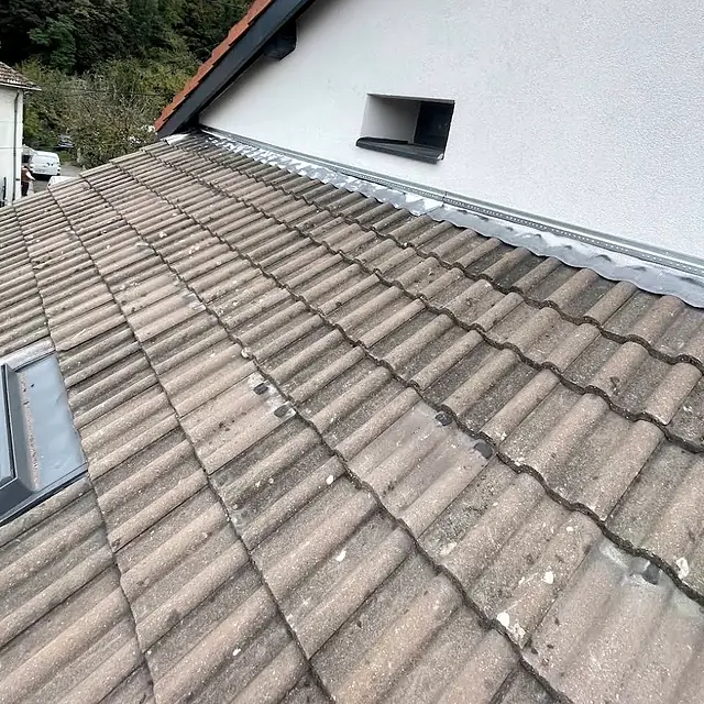 Abergement neuf le long d'un mur.