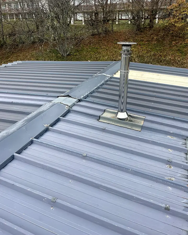 Sortie de conduit inox sur une couverture en bac acier.